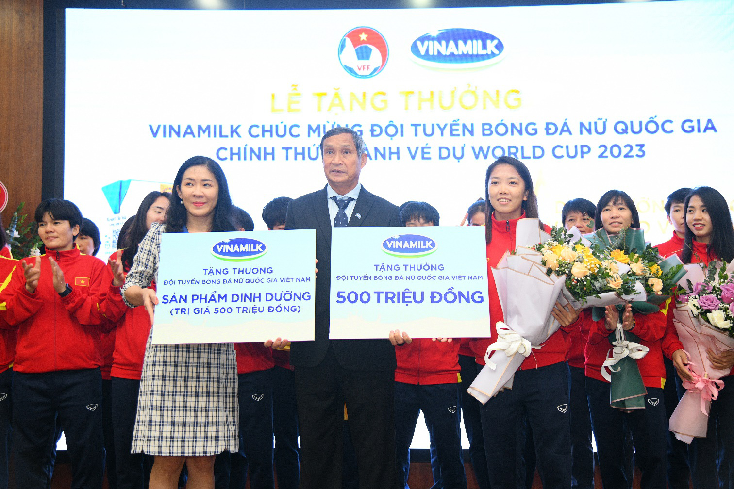 Vinamilk trao thưởng 500 triệu tiền mặt và 2 năm sử dụng sản phẩm để chúc mừng thành tích đội tuyển bóng đá nữ quốc gia - Ảnh 1.