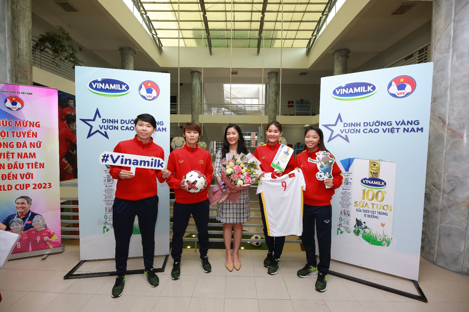 Vinamilk trao thưởng 500 triệu tiền mặt và 2 năm sử dụng sản phẩm để chúc mừng thành tích đội tuyển bóng đá nữ quốc gia - Ảnh 2.