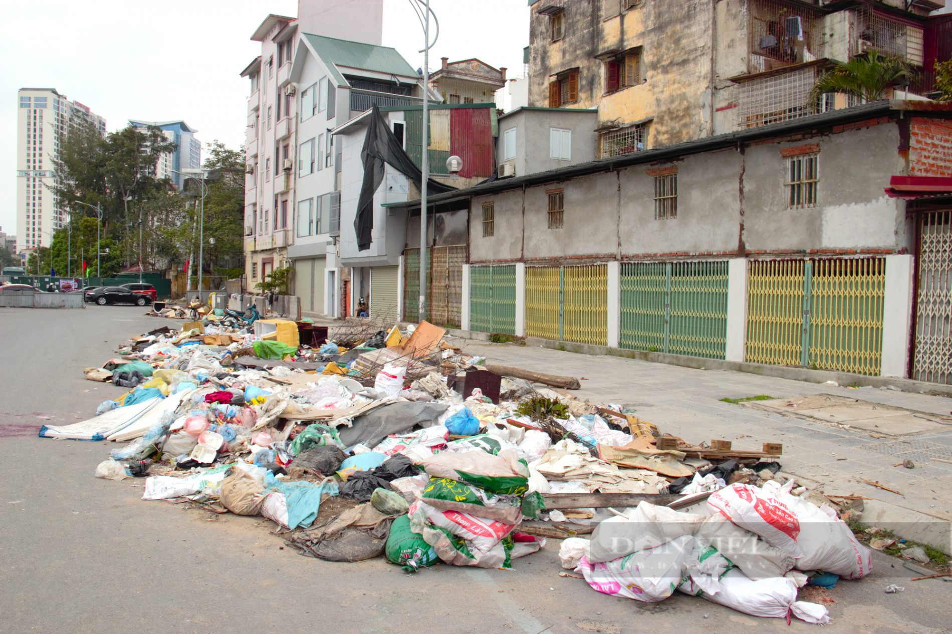 Ai chịu trách nhiệm về bãi rác tự phát tại phường Láng Thượng (Hà Nội)? - Ảnh 2.
