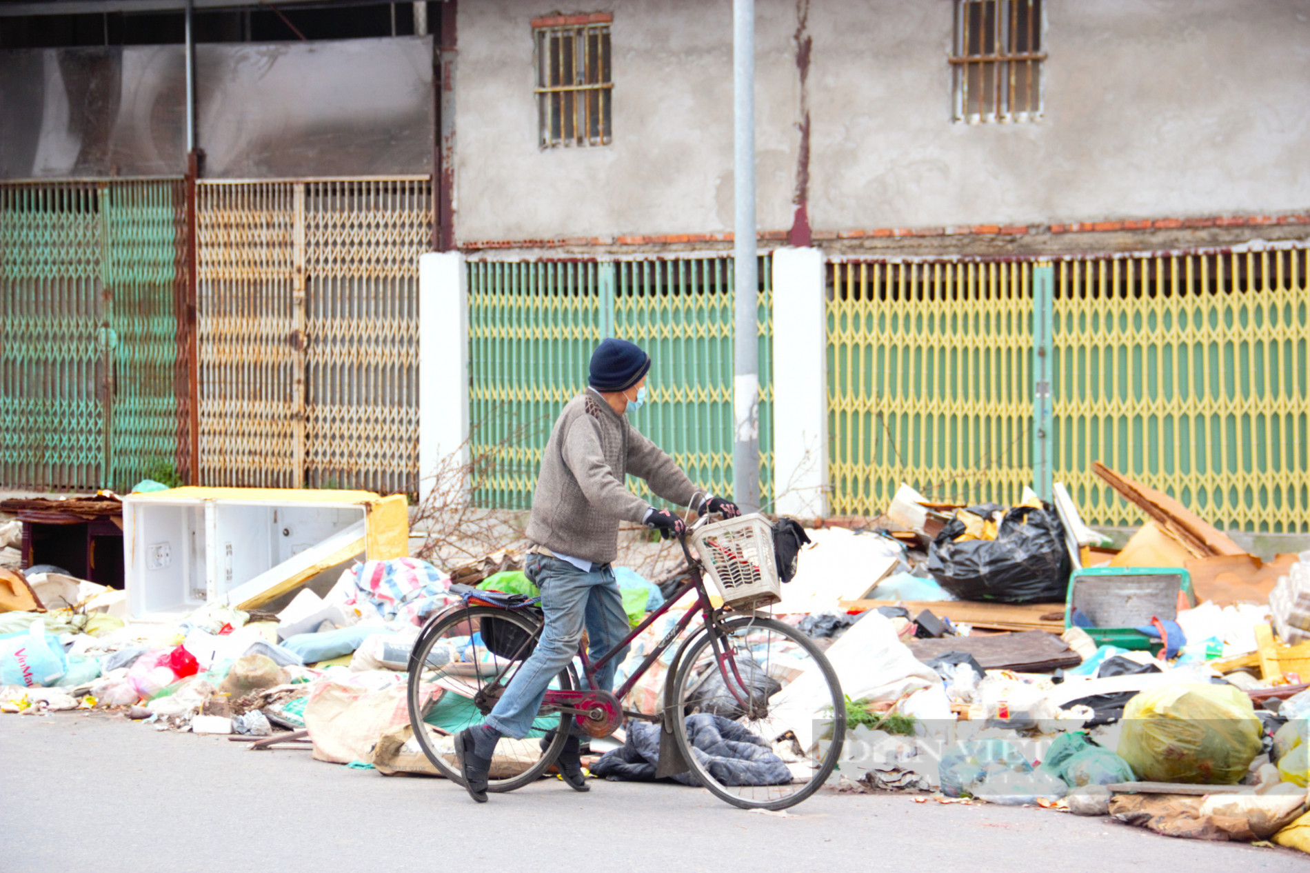 Ai chịu trách nhiệm về bãi rác tự phát tại phường Láng Thượng (Hà Nội)? - Ảnh 5.