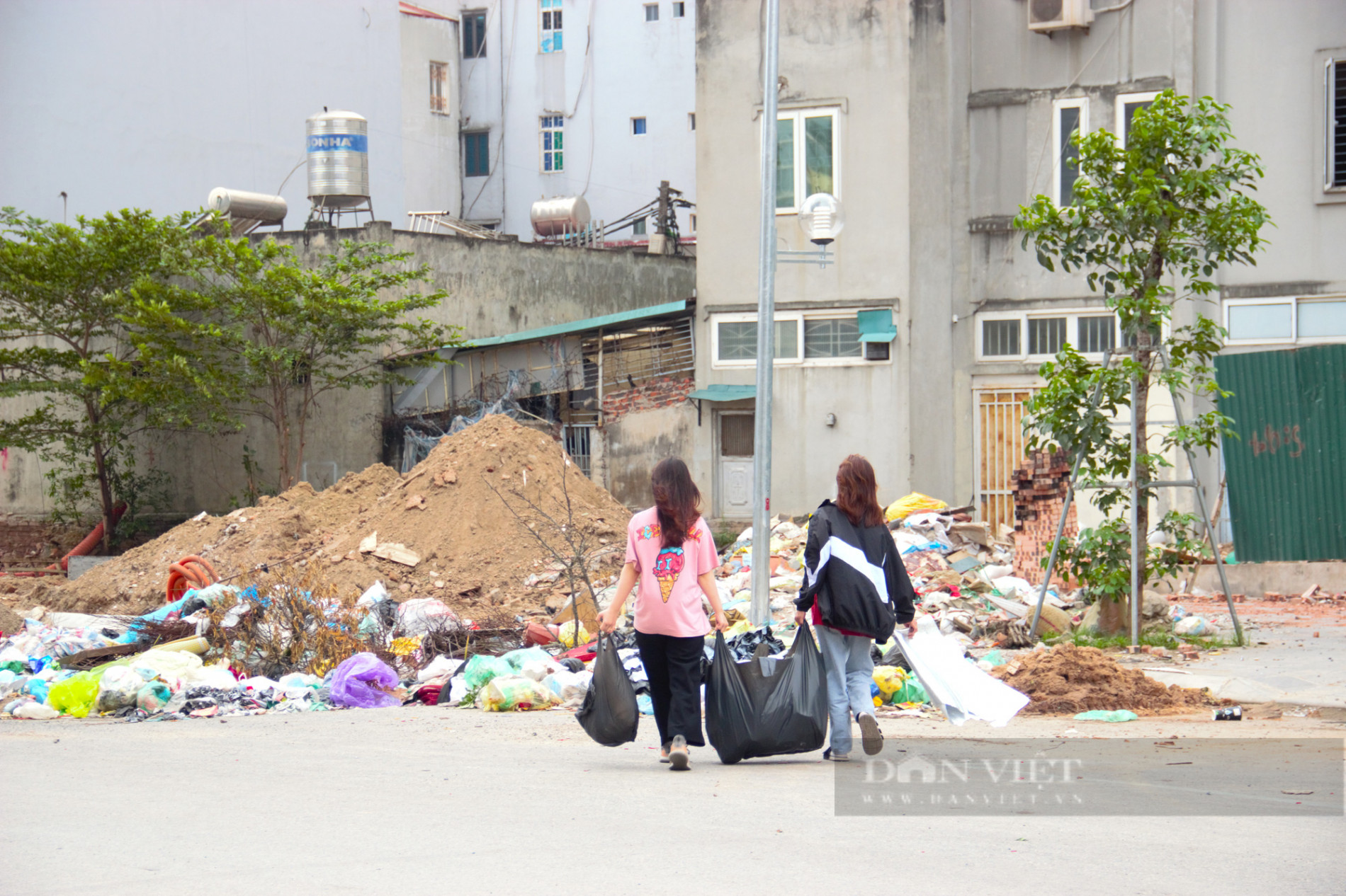 Ai chịu trách nhiệm về bãi rác tự phát tại phường Láng Thượng (Hà Nội)? - Ảnh 6.