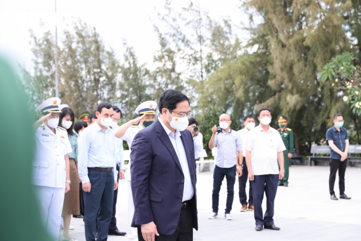 Thủ tướng tưởng niệm liệt sĩ Gạc Ma, thăm lữ đoàn tàu ngầm Hải quân