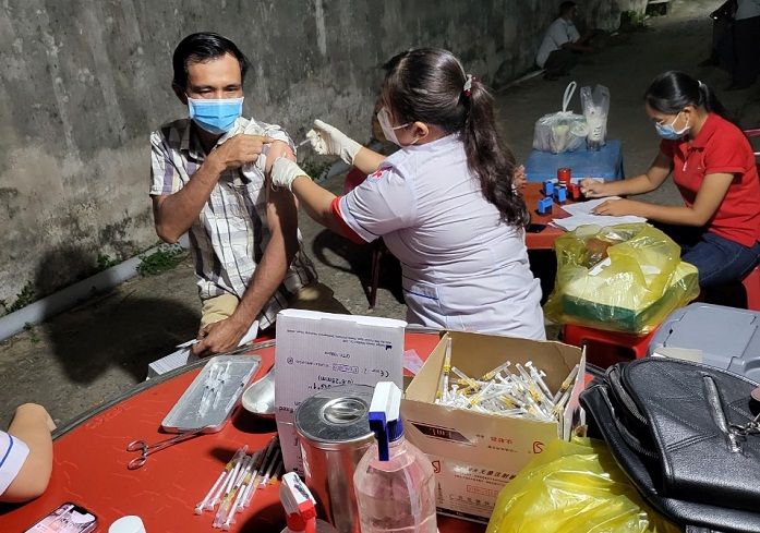 Bình Dương: Tiêm vaccine xuyên đêm cho người lao động - Ảnh 7.