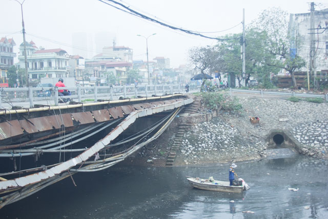 Phận đời những nữ công nhân bơi thuyền vớt rác trên sông Hà Nội