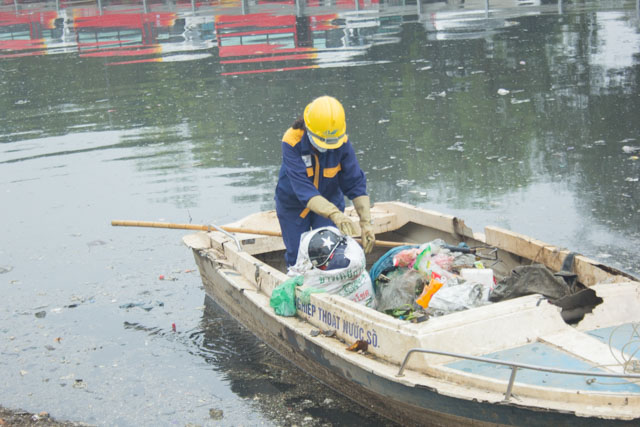 Phận đời những nữ công nhân bơi thuyền vớt rác trên sông Hà Nội
