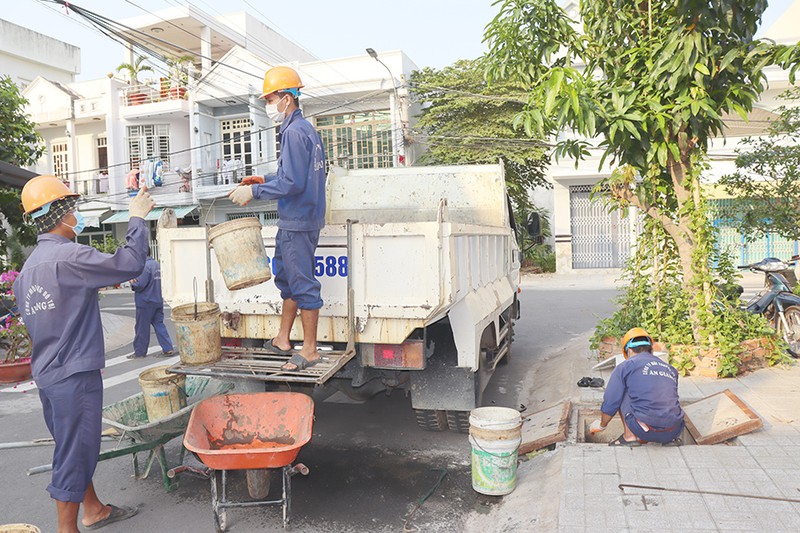 Họ trần mình dưới cống để đời thêm xanh - ảnh 2