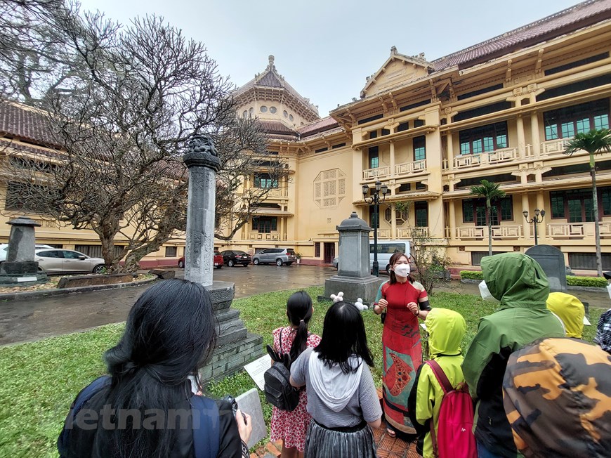 Ngắm kiến trúc Bảo tàng Lịch sử Quốc gia trong sắc hoa gạo tháng Ba | Văn hóa | Vietnam+ (VietnamPlus)