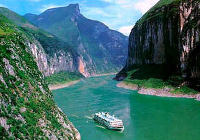 sông Dương Tử là lịch sử, kinh tế và văn hóa quan trọng cho đất nước. Nó có rất nhiều nhánh bao gồm Min sông, sông Hàn, sông Gia Lăng, sông Gan và sông Hoàng Phố vv đập Tam Hiệp trên sông là dự án đập lớn nhất và trạm thủy điện trên thế giới.