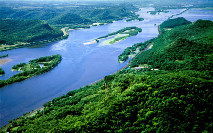 Hệ thống sông bao gồm các sông Mississippi, Missouri và Jefferson, được coi là hệ thống sông dài thứ tư thế giớ
