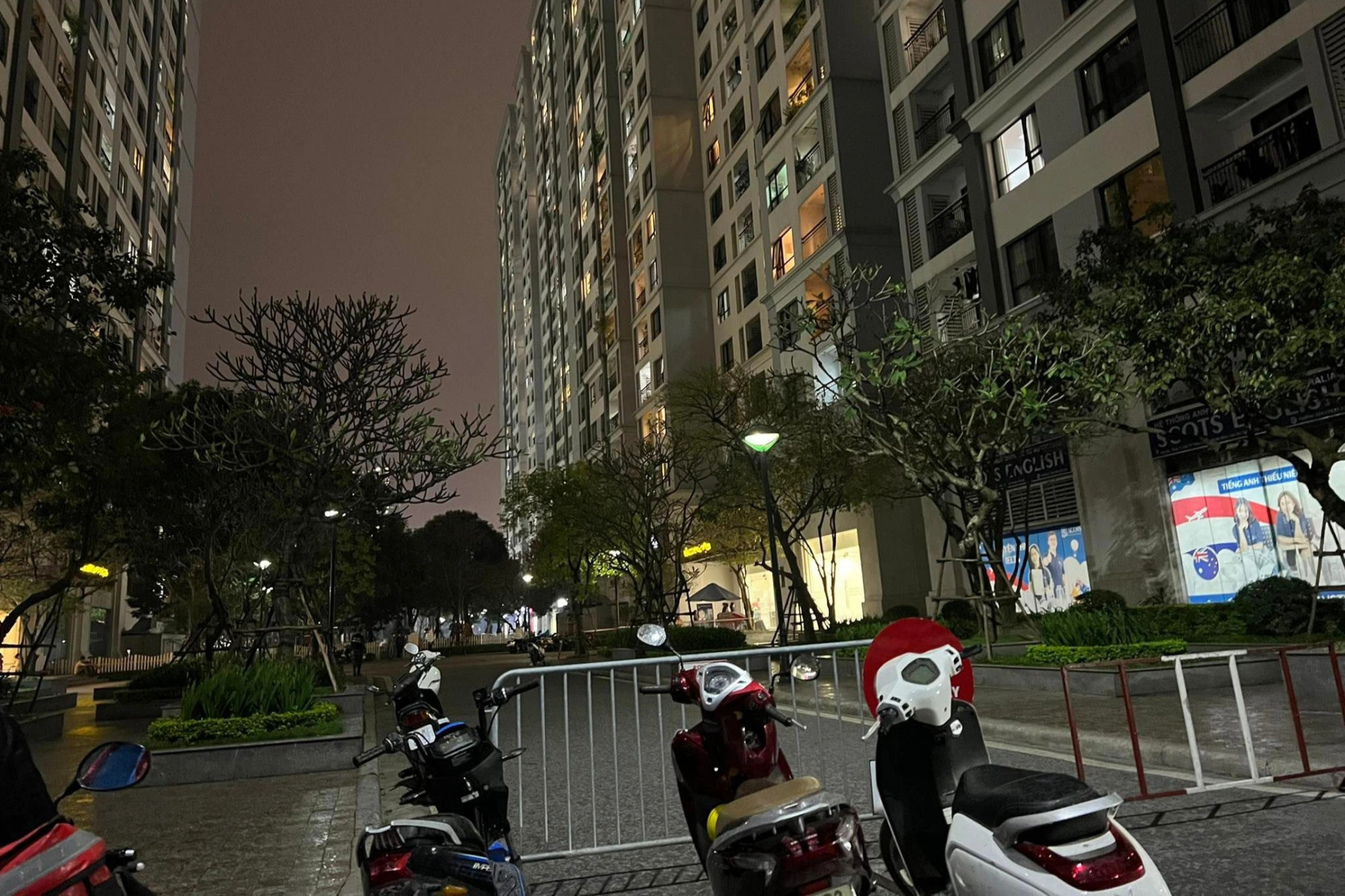 Hà Nội: Thiếu nữ 15 tuổi rơi từ tầng 26 chung cư xuống đất - 3