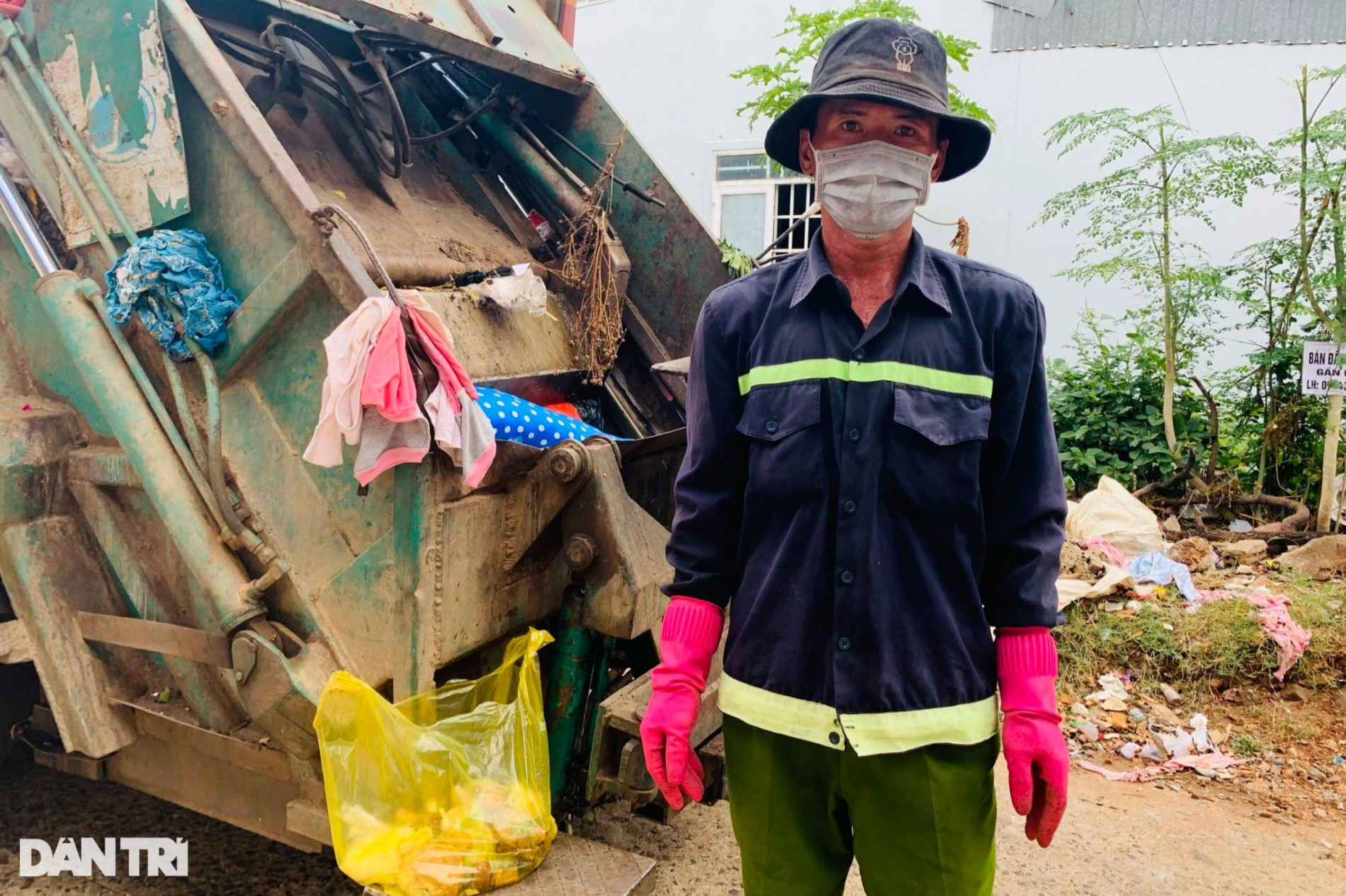 Công nhân vệ sinh toát mồ hôi thu gom rác thải của F0 - 2
