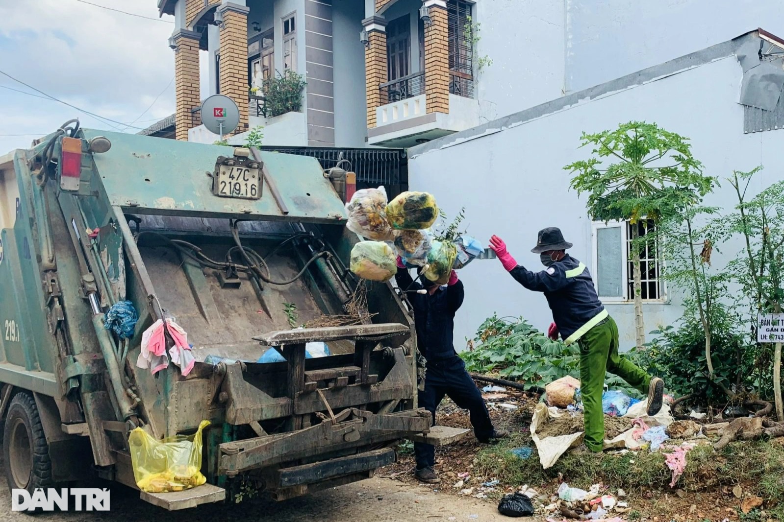 Công nhân vệ sinh toát mồ hôi thu gom rác thải của F0 - 3