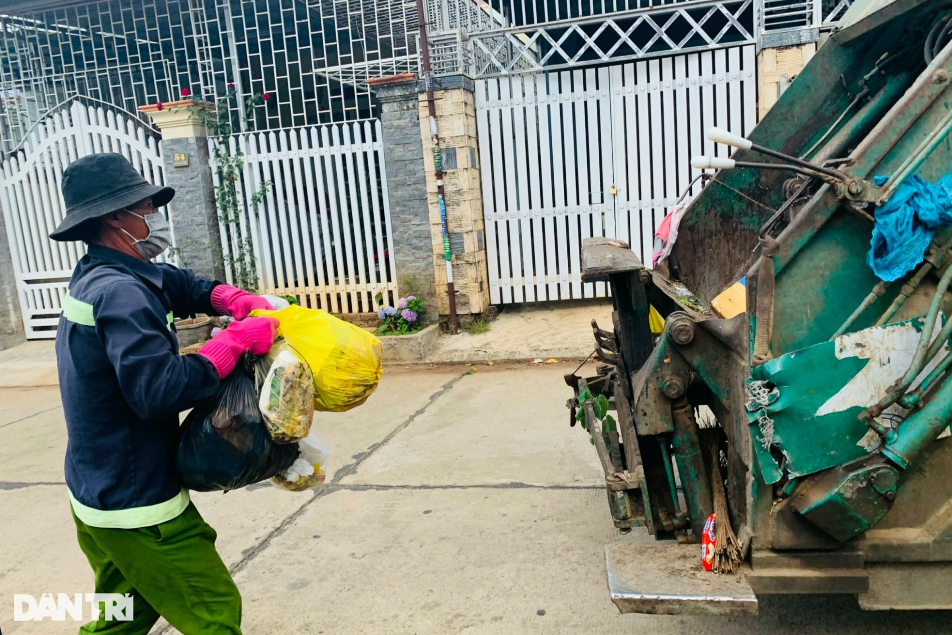 Công nhân vệ sinh toát mồ hôi thu gom rác thải của F0 - 5