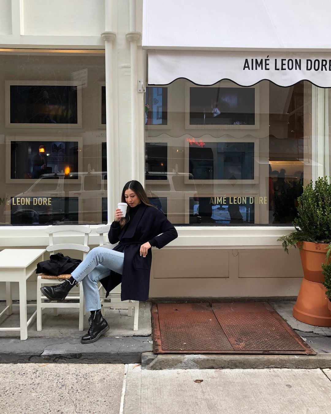 Nhãn hiệu thời trang đường phố sang trọng - Aimé Leon Dore - cũng bắt kịp xu hướng lấn sân sang địa hạt F&amp;B với Café Leon Dore. Ảnh: @yzelleduran.