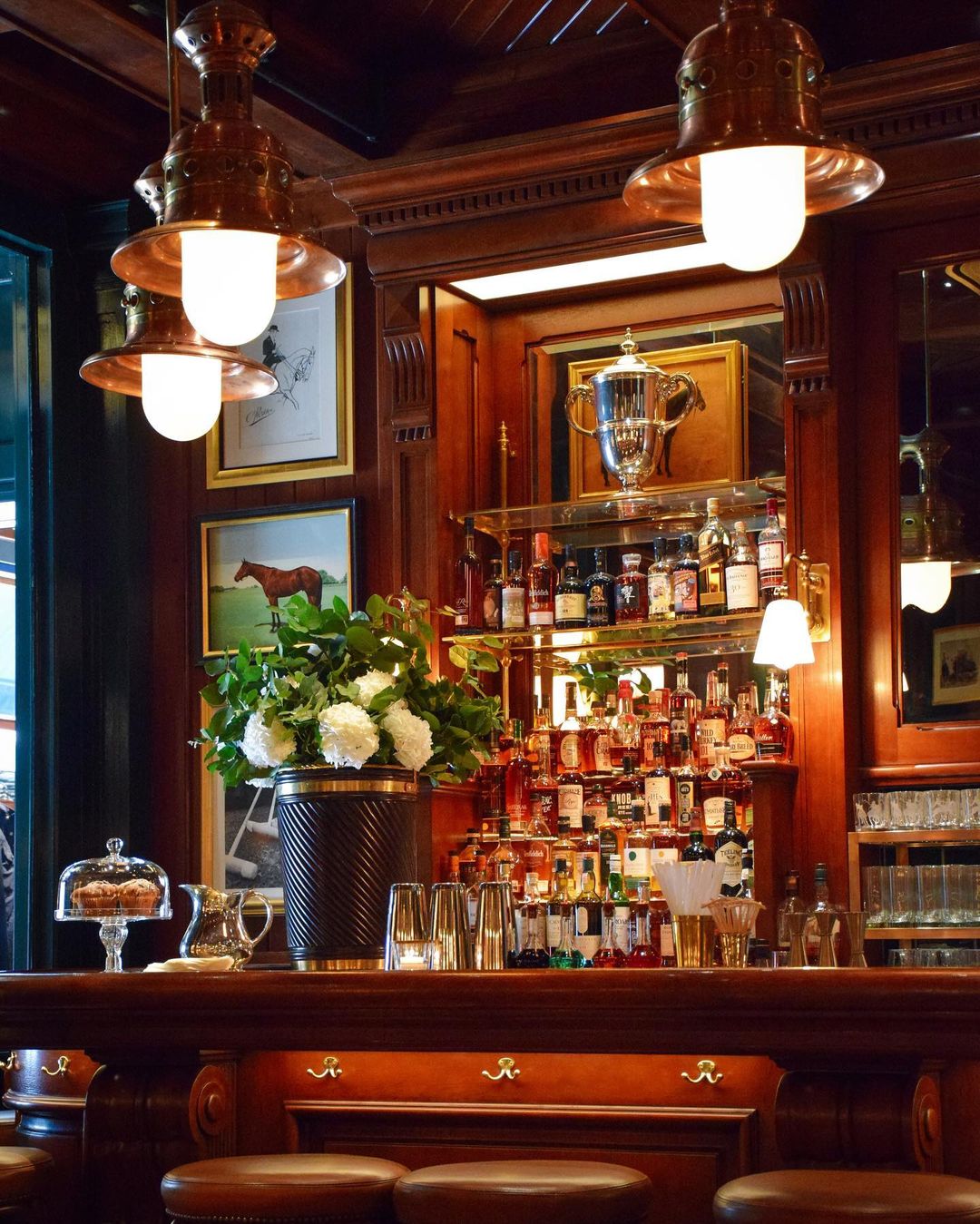 Lối trang trí của quán lấy cảm hứng từ Polo Bar ở NYC với những tác phẩm nghệ thuật và đồ lưu niệm. Ralph’s Coffee &amp; Bar cung cấp nhiều loại cà phê, cocktail, đồ ăn nhẹ tại quầy bar và một số món ăn truyền thống của Mỹ. Ảnh: @mrharrisonsr.