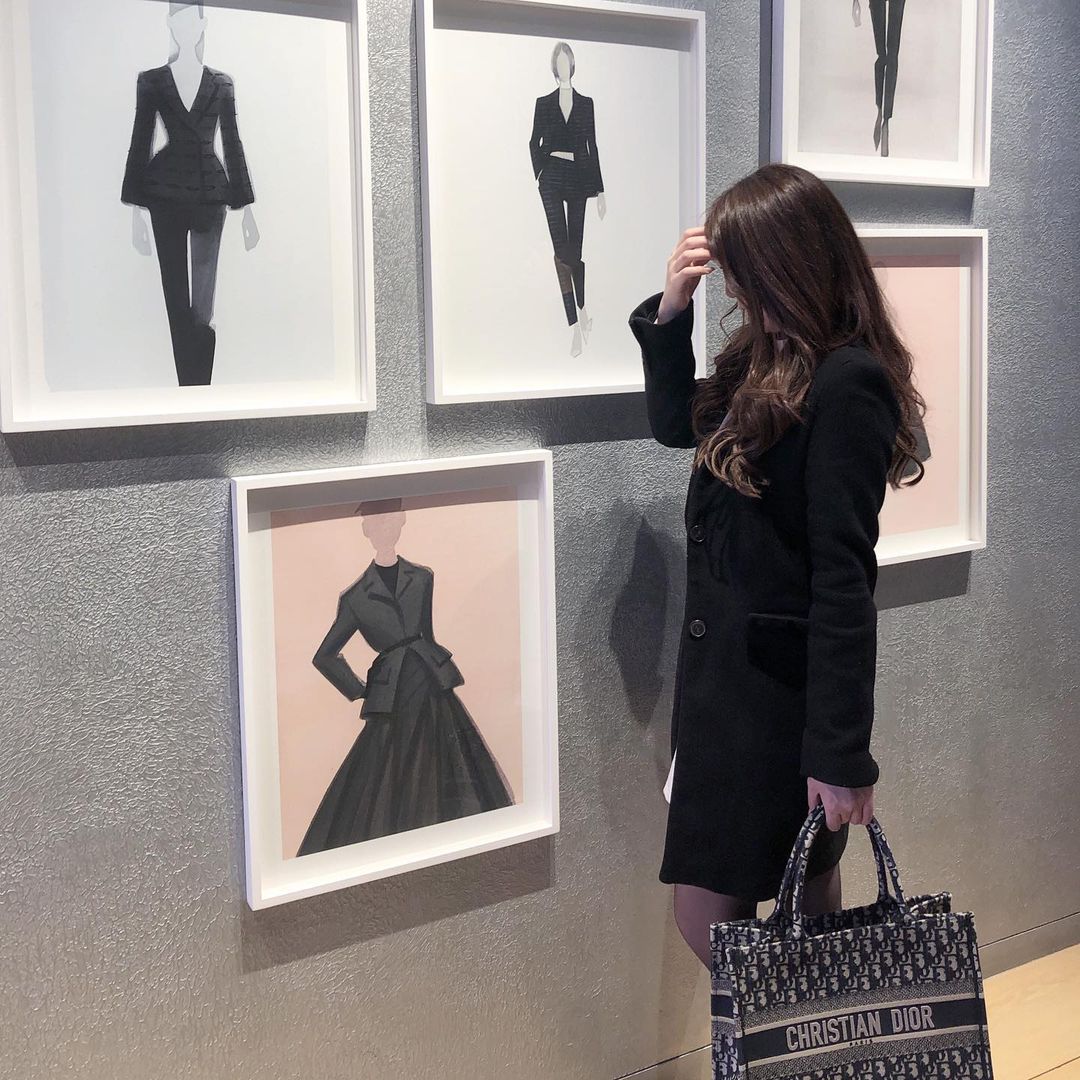 Quán cà phê của các thương hiệu thời trang xa xỉ luôn gây bất ngờ, Dior Cafe cũng vậy. Cửa hàng tọa lạc trên con phố thời trang cao cấp Apgujeong ở Gangnam, Seoul và ẩn mình sau tòa nhà mang hình bông hoa tulip của cửa hàng Dior flagship. Ảnh: @maimai_classylady.