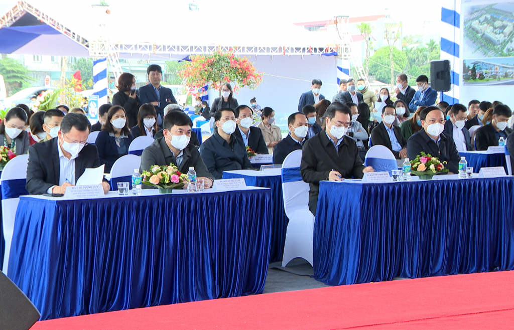 Các đồng chí lãnh đạo Bộ Xây dựng, tỉnh Quảng Ninh và các đại biểu tham dự buổi lễ.