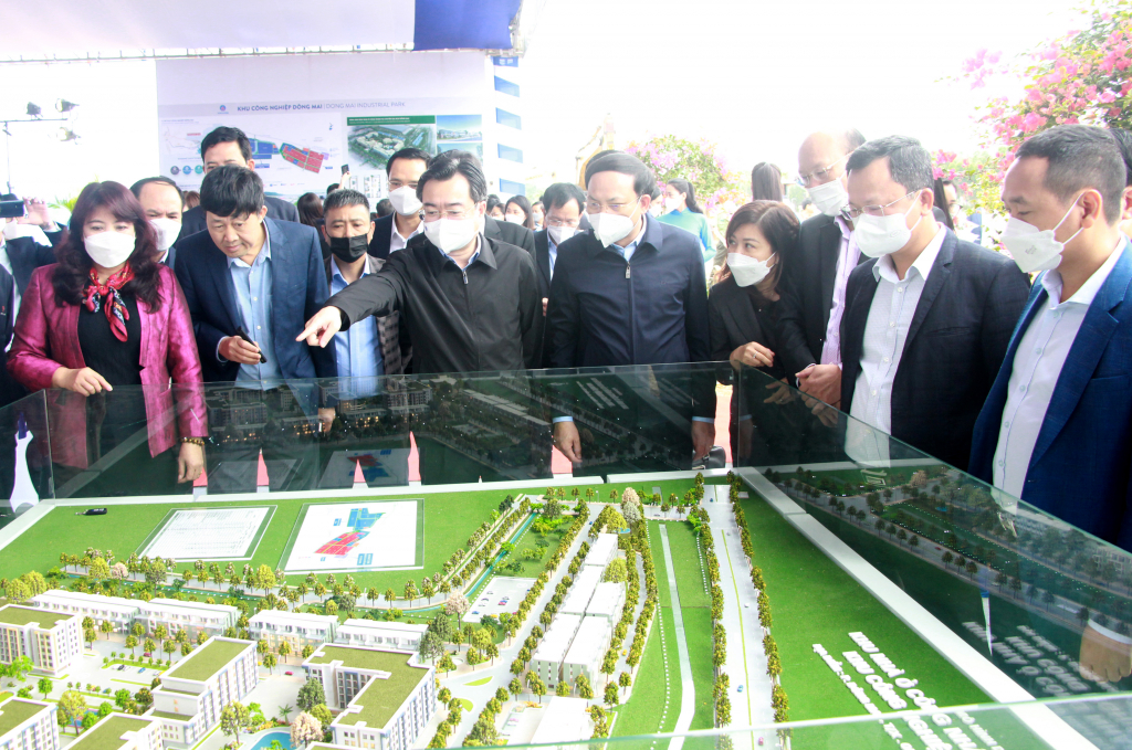 Các đại biểu tham quan mô hình dự án khu nhà ở công nhân và chuyên gia KCN Đông Mai.