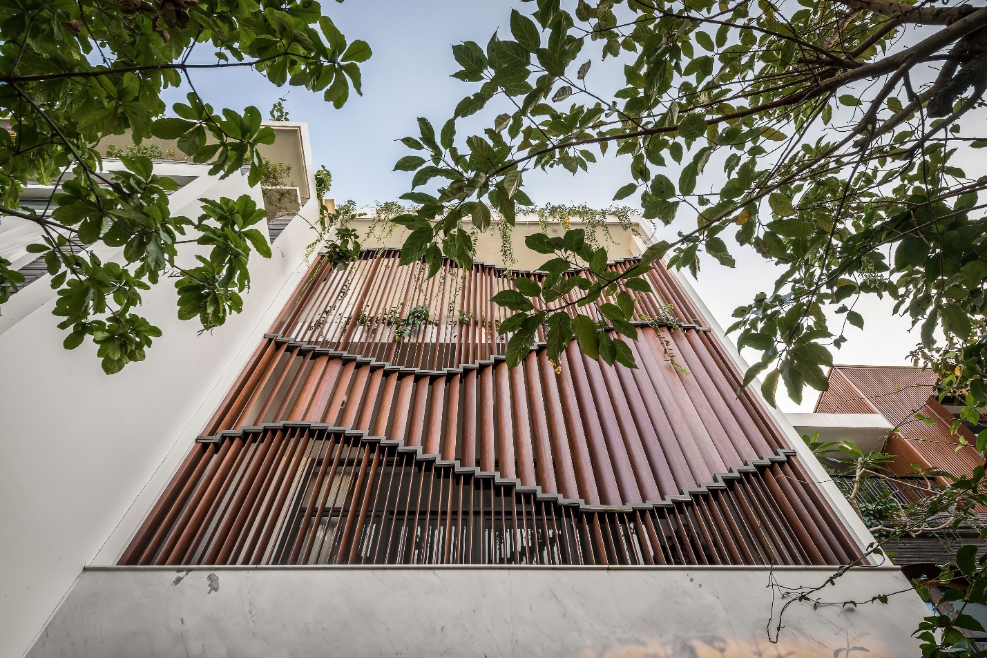 Ngôi nhà độc đáo với hai lớp vỏ | Tạp chí Kiến trúc Việt Nam