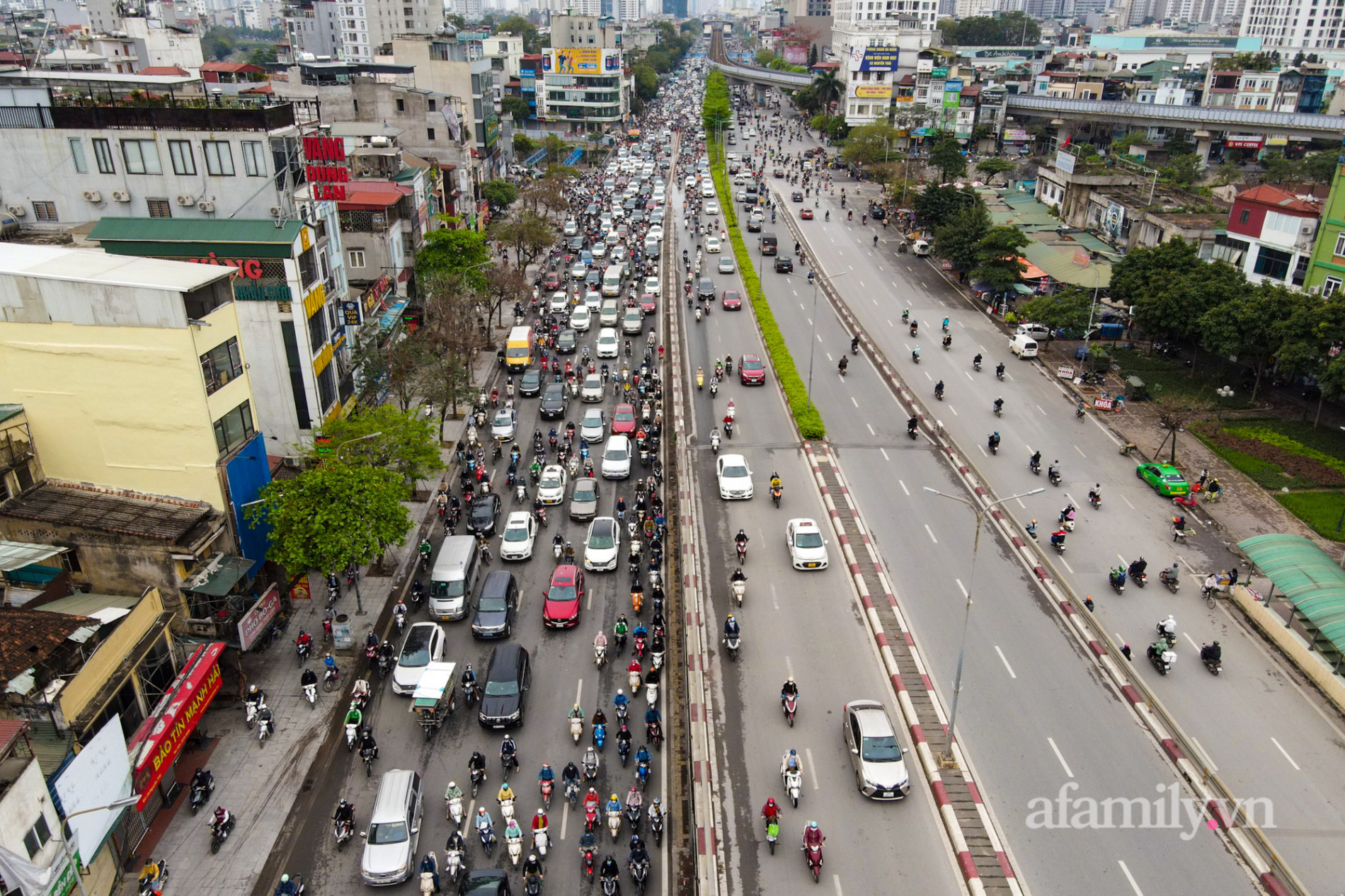 Lâu lắm mới thấy 'đặc sản' tắc đường quay lại Hà Nội, người dân nháo nhào phi lên vỉa hè để kịp giờ làm