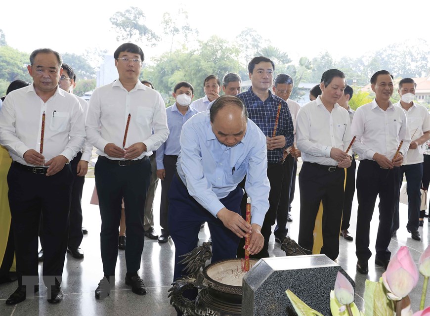 Chủ tịch nước dâng hương tưởng niệm cụ Phó bảng Nguyễn Sinh Sắc | Chính trị | Vietnam+ (VietnamPlus)