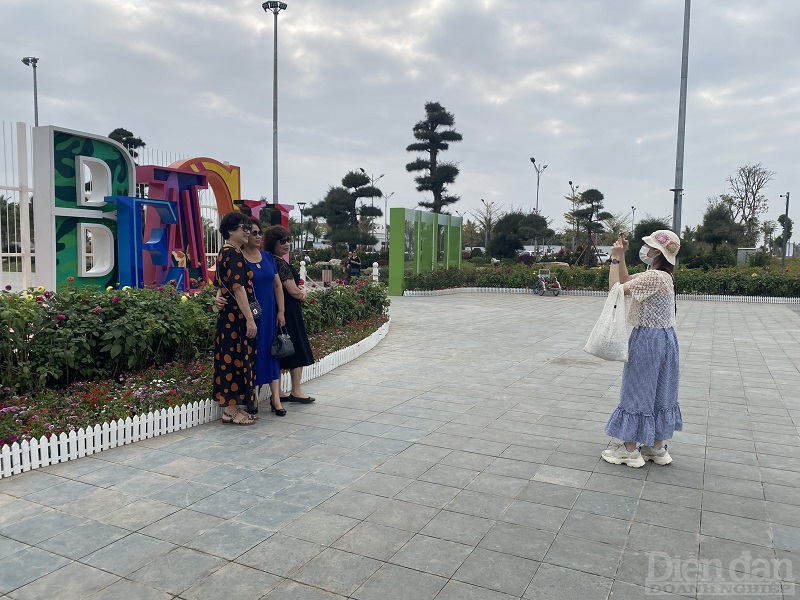 Du khách đến tham quan, trải nghiệm tại khu du lịch quốc tế Đồi Rồng, quận Đồ Sơn