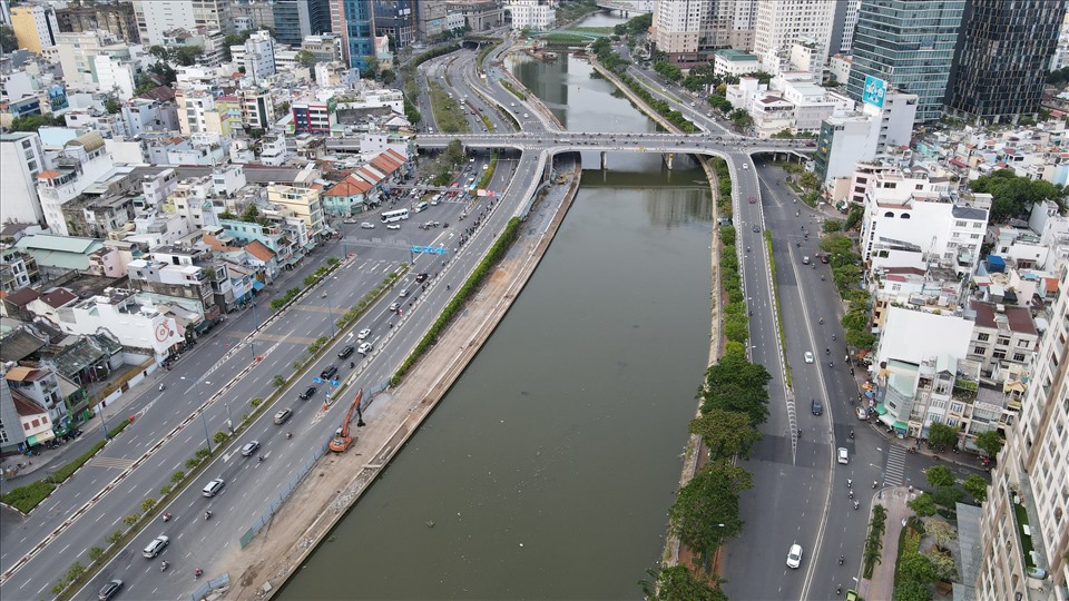 Dự án đường song hành đại lộ Võ Văn Kiệt (quận 1) được khởi công vào tháng 5.2021, vốn đầu tư 54 tỷ đồng dài 615 m, rộng 7 m.