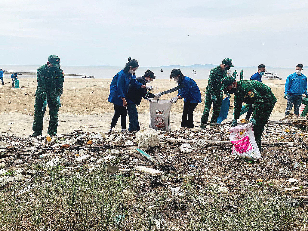 Đoàn viên thanh niên các đơn vị, địa phương trên địa bàn TP Móng Cái ra quân dọn vệ sinh môi trường biển.