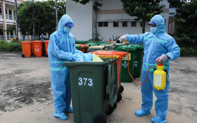 Công nhân vệ sinh môi trường luôn được trang bị bảo hộ lao động khi làm việc.