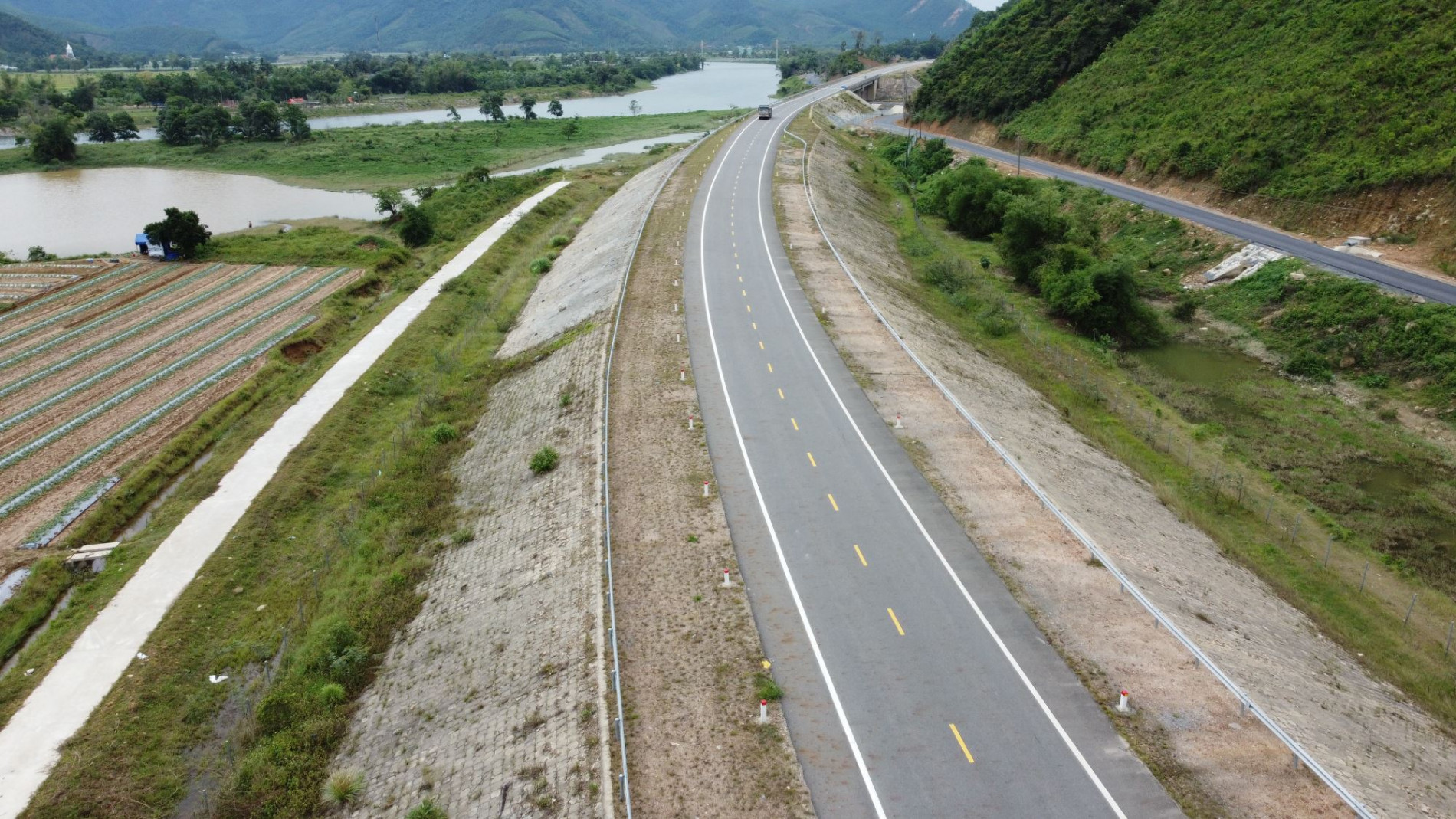Toàn cảnh cao tốc gần 11.500 tỷ nối Huế với Đà Nẵng trước ngày thông xe