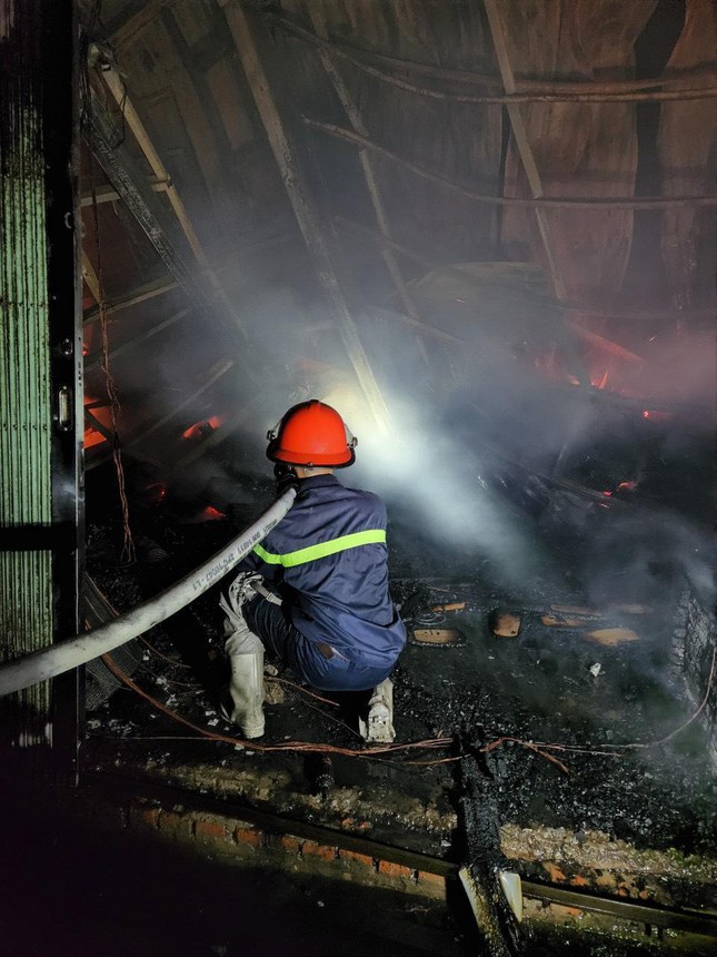 Hà Nội: Gần 1.000m2 nhà xưởng đồ gỗ chìm trong lửa lúc rạng sáng ảnh 2