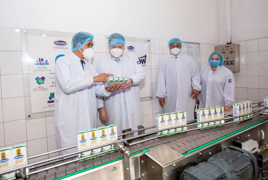Tân Đại sứ Hoa Kỳ tại Việt Nam thăm Nhà máy sữa Vinamilk tại Cần Thơ - ảnh 2