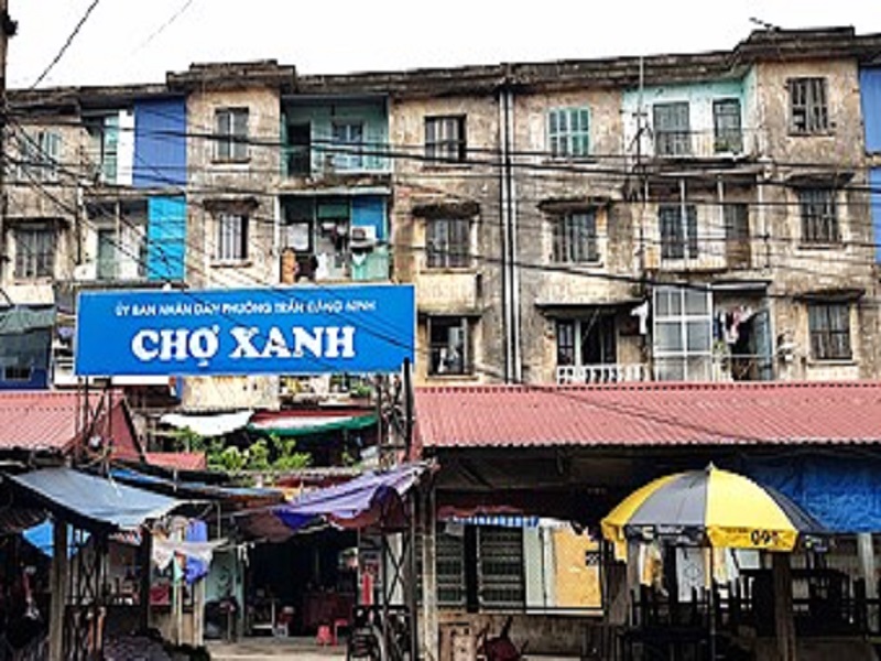 Chung cư 5 tầng cũ đã xuống cấp trên đường Trần Đăng Ninh (thành phố Nam Định).