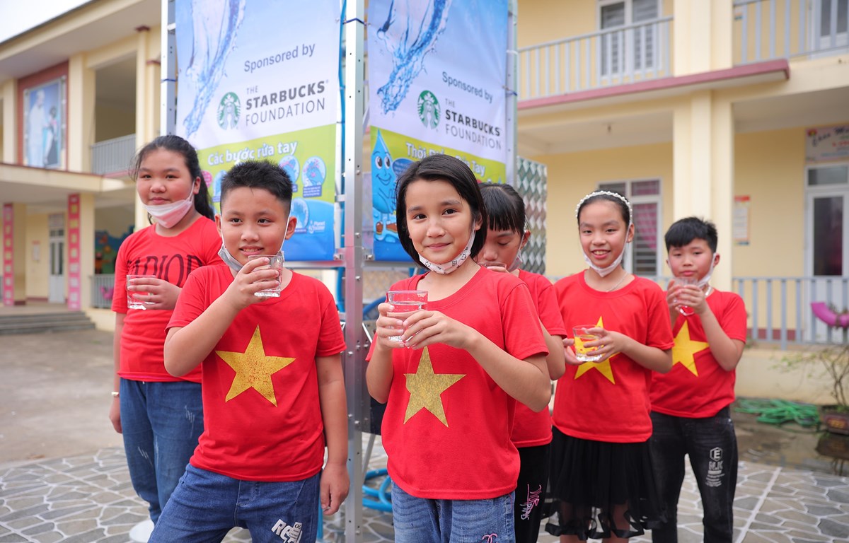 Trẻ em Trường tiểu học Minh Phú, Phú Thọ nhận nước sạch từ dự án trong ngày 21/3 vừa qua. (Ảnh: CTV/Vietnam+)