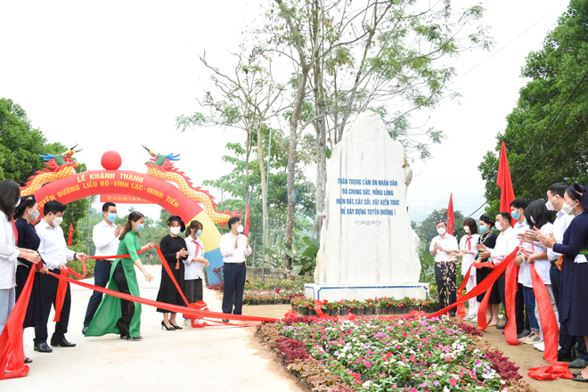 Lãnh đạo huyện Lục Yên thực hiện nghi lễ khánh thành tuyến đường.