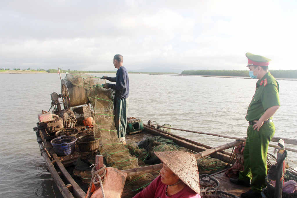 Công an TX Quảng Yên phát hiện, xử lý trường hợp sử dụng lồng bát quái đánh bắt thủy sản tại khu vực bến Lưu Khuê, xã Liên Hòa. Ảnh: Bùi Niên (Trung tâm TT-VH Quảng Yên)
