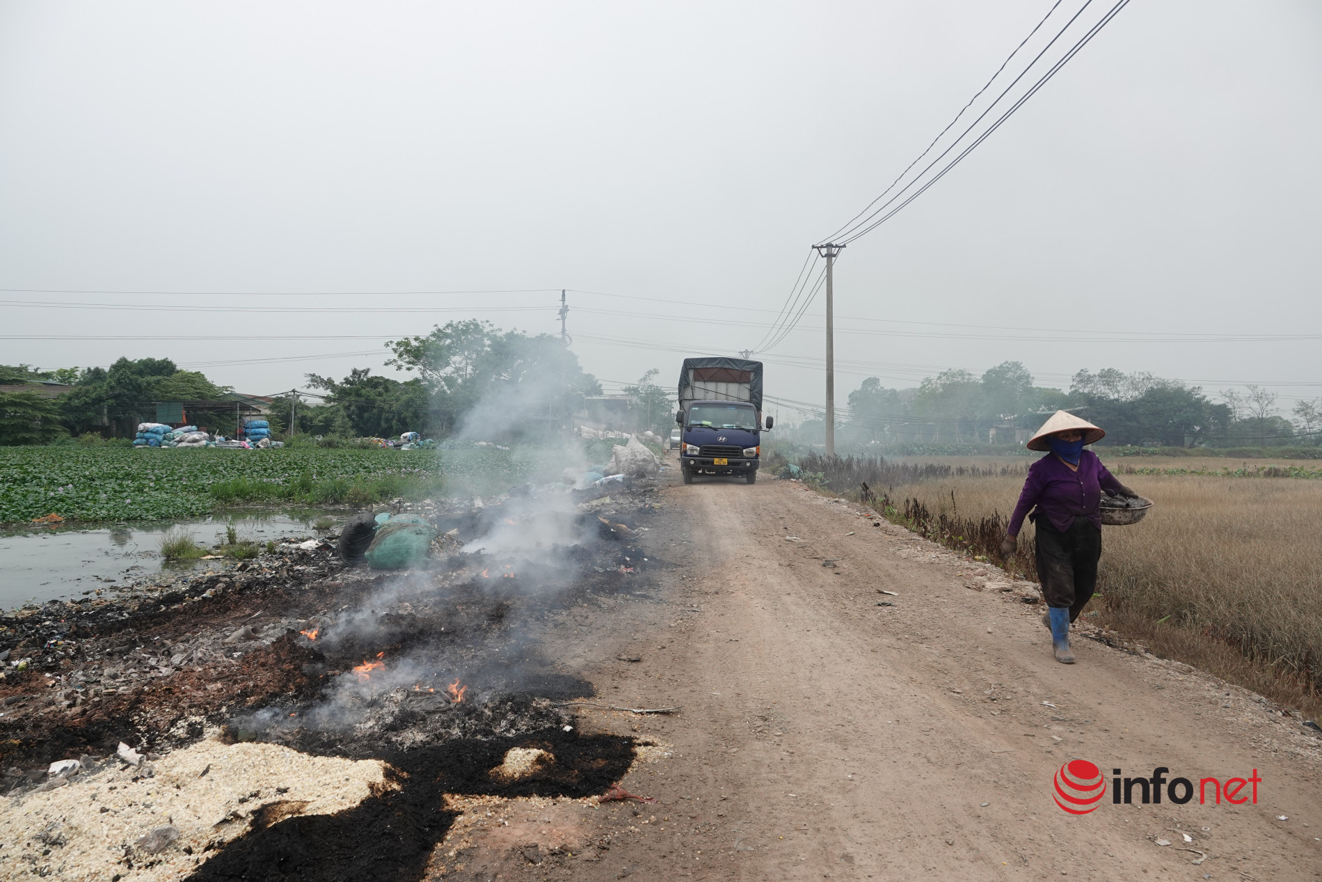 Hà Nội: Khói đốt nhựa độc hại 'ám' khắp làng thu gom phế liệu, rác chất cao như núi