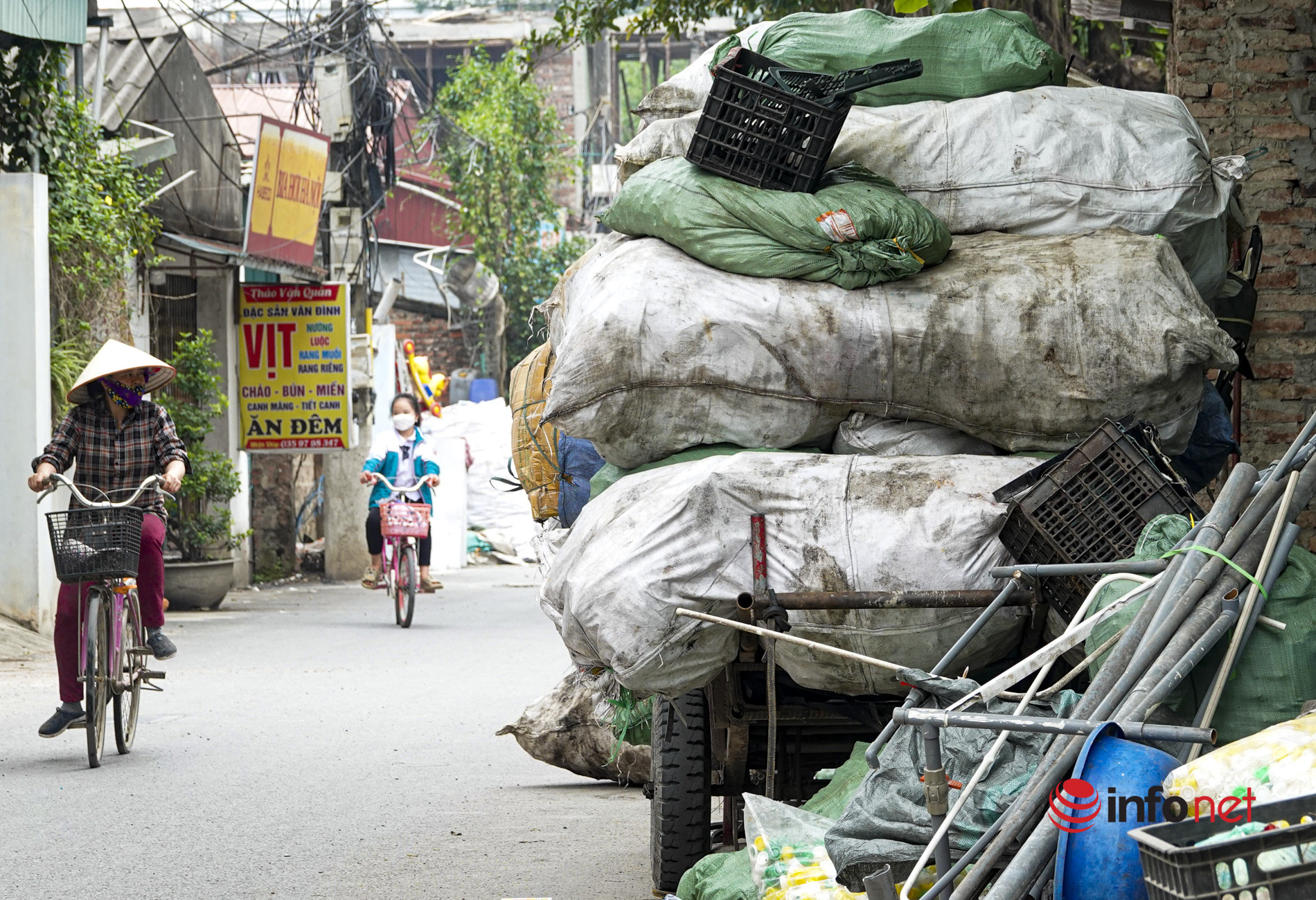 Hà Nội: Khói đốt nhựa độc hại 'ám' khắp làng thu gom phế liệu, rác chất cao như núi