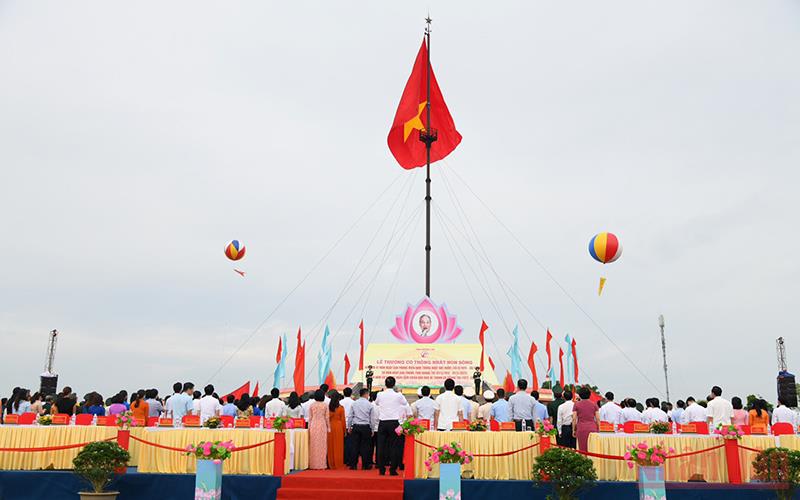 Chủ tịch nước Nguyễn Xuân Phúc dự Lễ thượng cờ thống nhất non sông