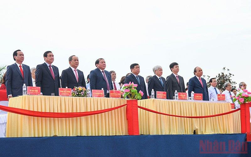 Chủ tịch nước Nguyễn Xuân Phúc dự Lễ thượng cờ thống nhất non sông -0
