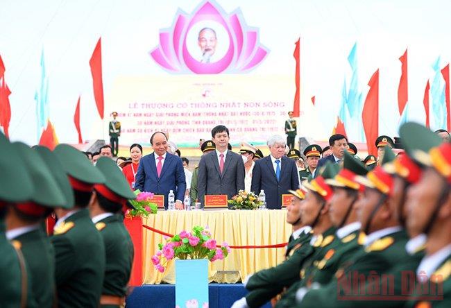 Chủ tịch nước Nguyễn Xuân Phúc dự Lễ thượng cờ thống nhất non sông -0