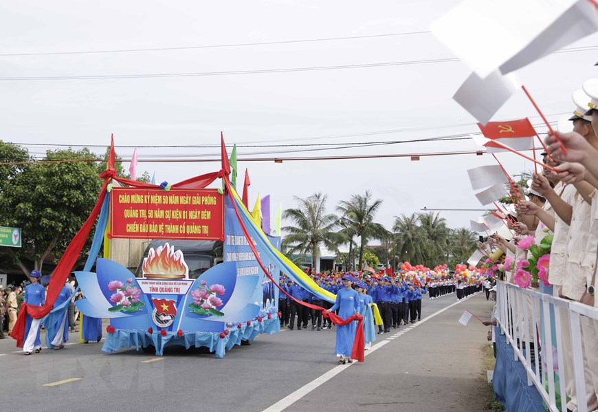 Hình ảnh Lễ thượng cờ 'Thống nhất non sông' tại Quảng Trị | Chính trị | Vietnam+ (VietnamPlus)