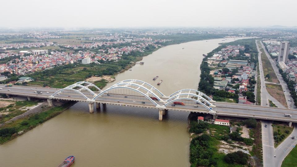 Phân khu đô thị sông Đuống đoạn qua cầu Đông Trù. Ảnh: Hạ Vũ