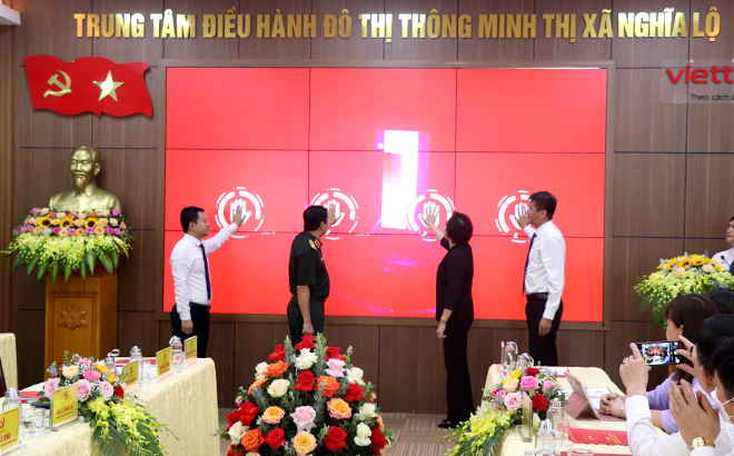 Bộ trưởng Bộ Nội vụ Phạm Thị Thanh Trà dự khai trương Trung tâm Điều hành đô thị thông minh thị xã Nghĩa Lộ