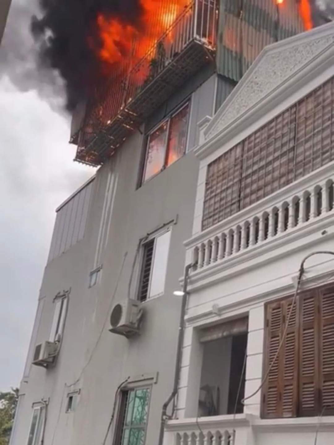 Hà Nội: Cháy lớn tại tầng tum của một ngôi nhà ở Khương Đình