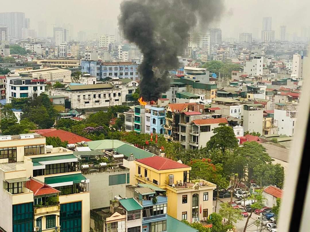 Hà Nội: Cháy lớn tại tầng tum của một ngôi nhà ở Khương Đình