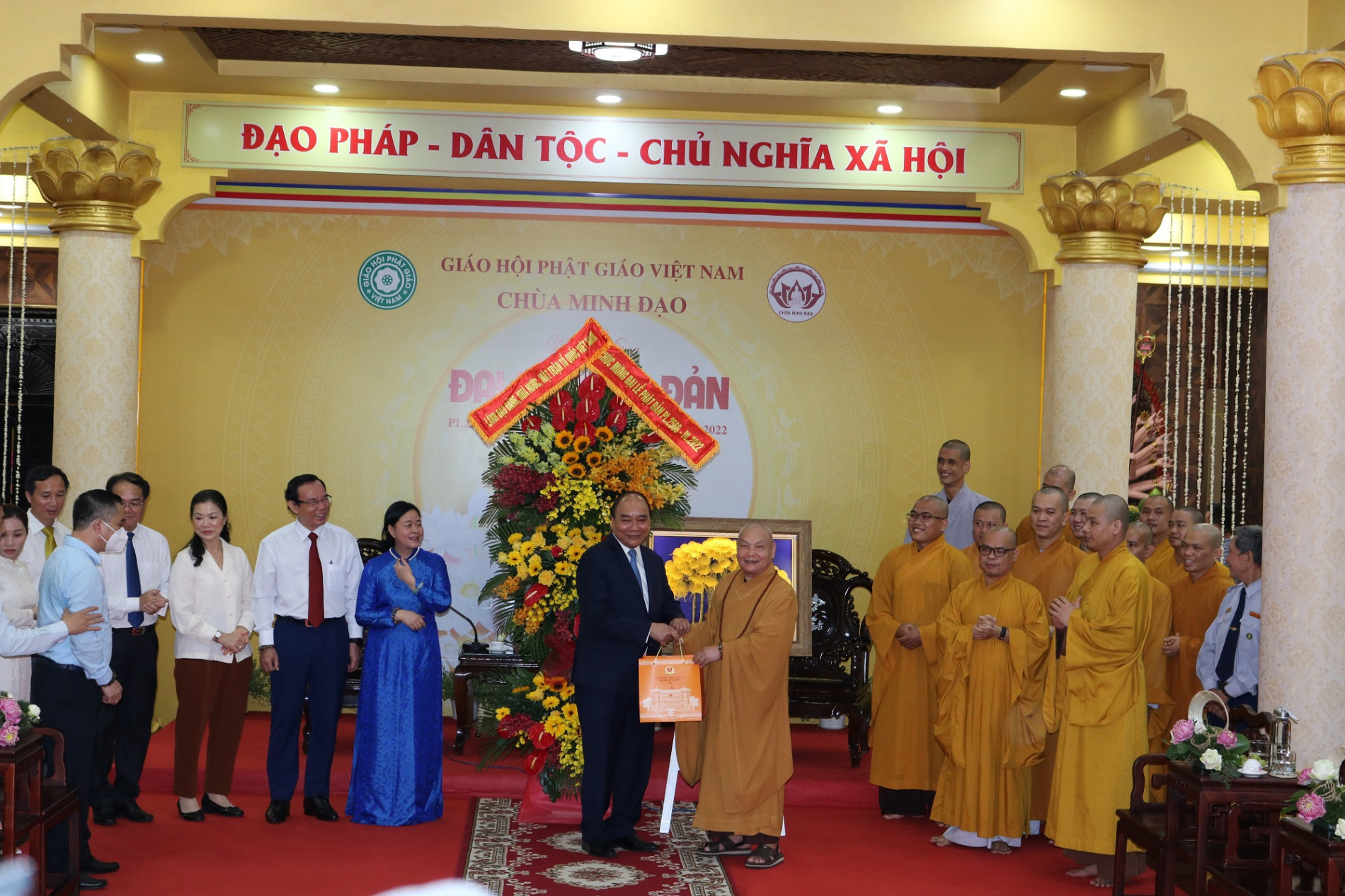 Tp.HCM: Chủ tịch nước Nguyễn Xuân Phúc thăm, chúc mừng Đại lễ Phật đản - Pháp Luật Môi Trường Điện Tử