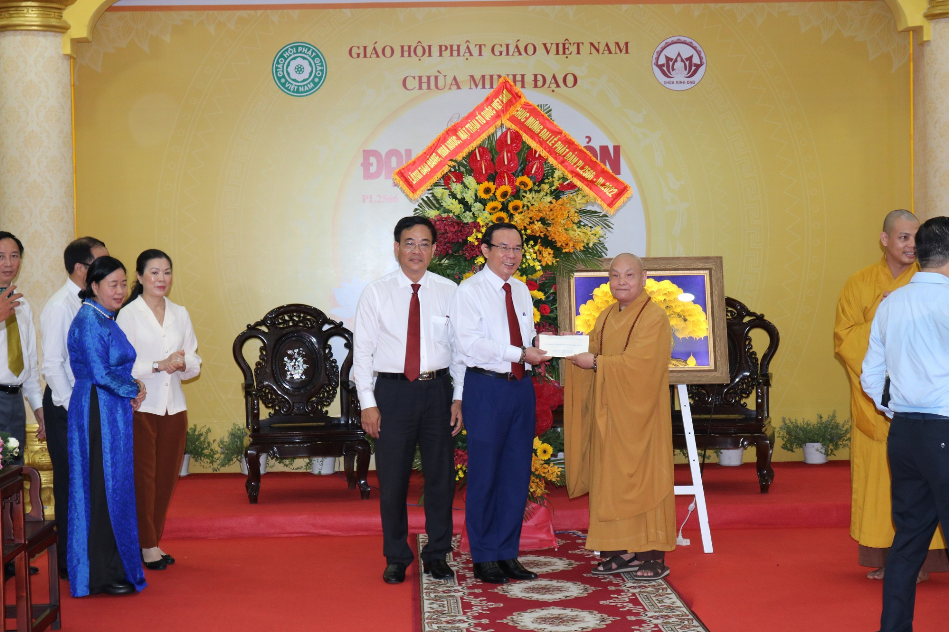 Tp.HCM: Chủ tịch nước Nguyễn Xuân Phúc thăm, chúc mừng Đại lễ Phật đản - Pháp Luật Môi Trường Điện Tử