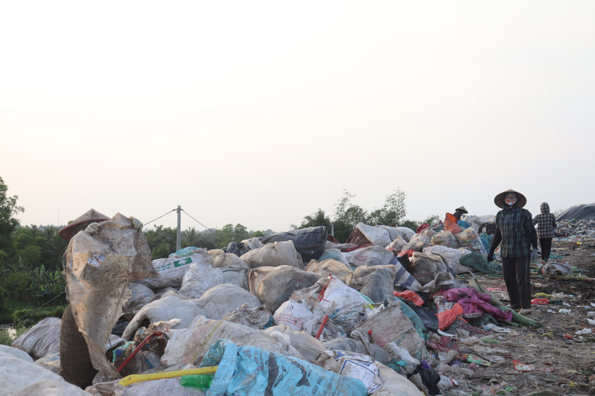 Thanh Hóa: Cận cảnh bãi rác lớn nhất tại Sầm Sơn trước khi bị “khai tử” - Ảnh 3.