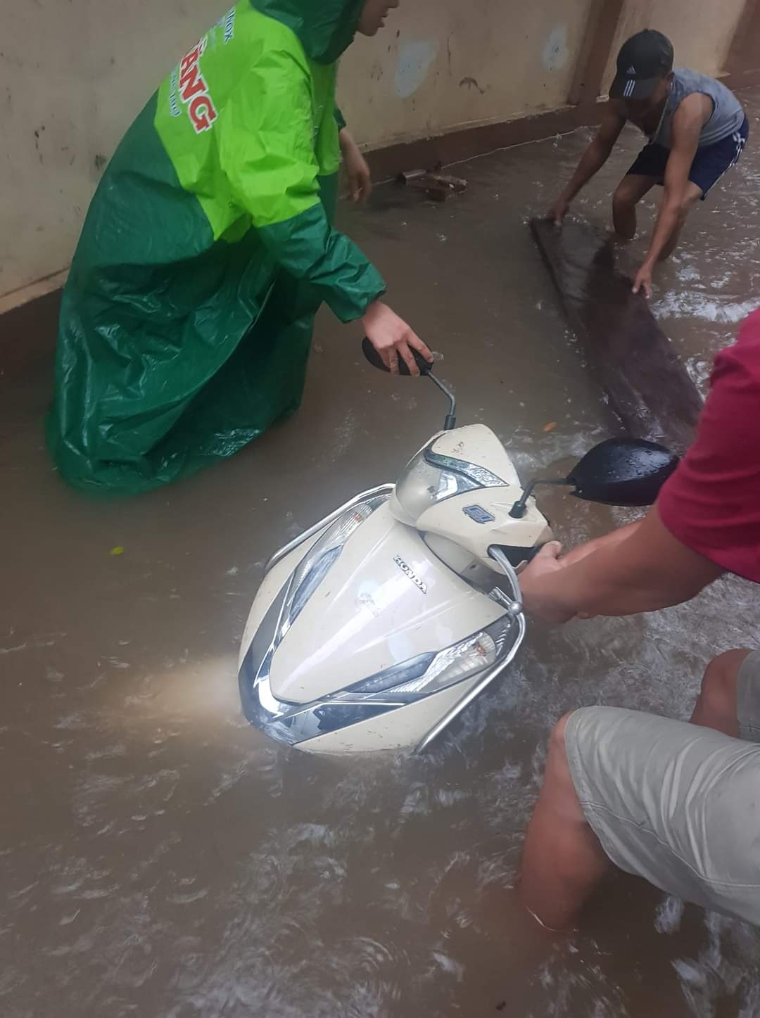 Hà Nội: Một số nơi ngập sâu sau mưa lớn - Ảnh 5